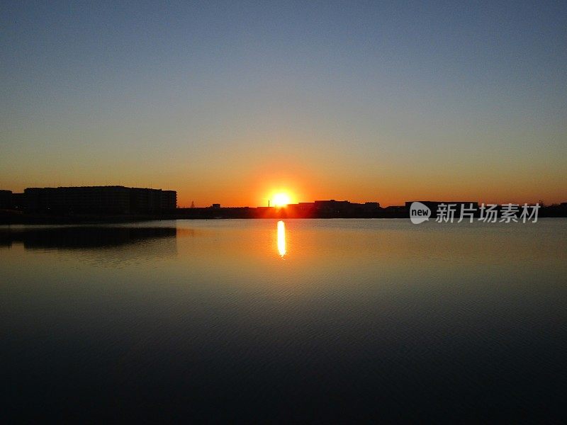 日本。1月。Koshigaya Lake Town的日落。